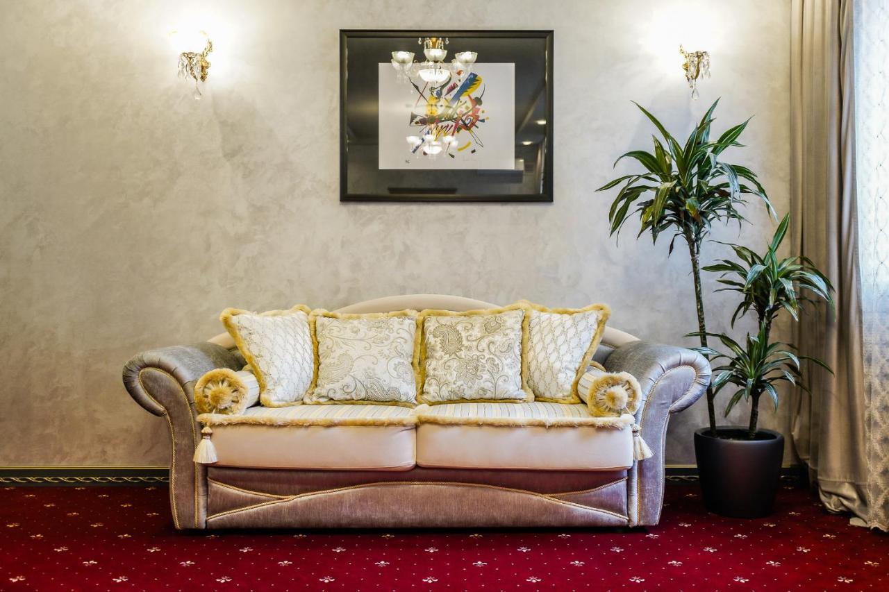 Imperial Palace Hotel Minsk Exteriör bild